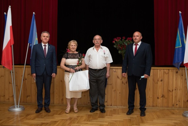 W czwartek, 17 czerwca w Pińczowie miała miejsce pierwsza część uroczystości Złotych Godów. Nagradzano pary, które obchodziły swoje jubileusze w 2020 roku, kiedy, z powodu pandemii, nie wręczano medali prezydenta oraz dyplomów. Gratulacje składali Włodzimierz Badurak, burmistrz Pińczowa oraz Zdzisław Woźniak, przewodniczący Rady Miejskiej. 

>>>Więcej zdjęć na kolejnych slajdach