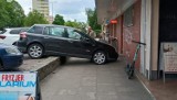 Auto stoczyło się z parkingu i uderzyło w budynek [ZDJĘCIA]