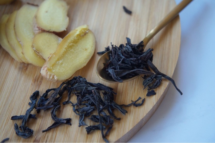 Do przygotowania herbaty z imbirem warto używać liściastej...