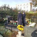 Komenda Powiatowa Państwowej Straży Pożarnej w Pucku upamiętniła zmarłych komendantów, którzy spoczywają na puckich cmentarzach | ZDJĘCIA