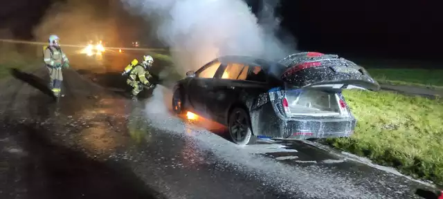 Pożar samochodu w powiecie leszczyńskim. Auto zapaliło się w czasie jazdy