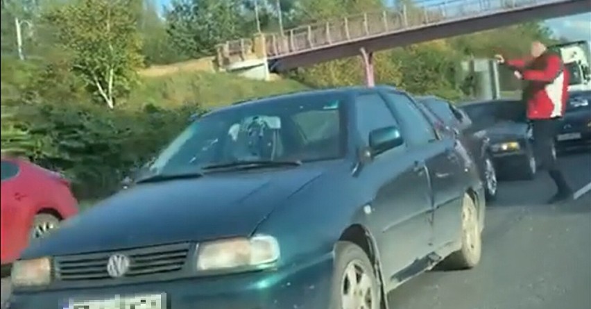 Furiat na DTŚ w Katowicach! Agresywny kierowca bił pięściami i kopał cudze auto. Naganie podbija internet - zobacz WIDEO