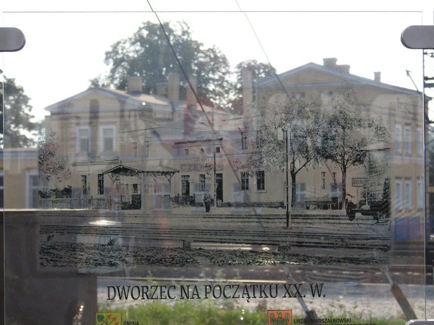 Kolejne szklane pocztówki zamontowano w Czempiniu