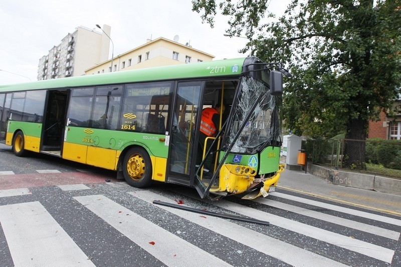 Poznań: Wypadek na Bukowskiej. Autobus wjechał w auto [ZDJĘCIA]