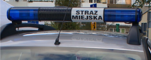 Strażnicy z policją znaleźli w mieszkaniu martwego mężczyznę