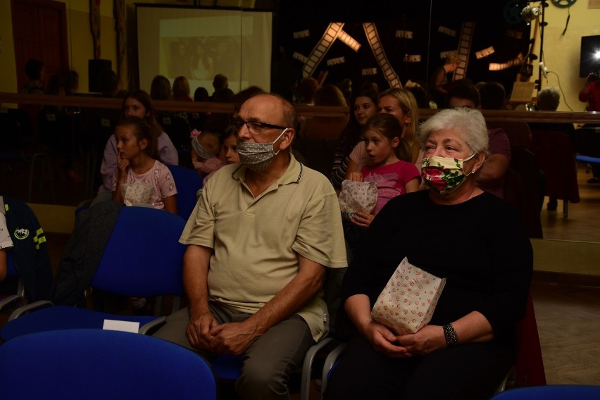 Muzyczny filmowy wieczór na scenie Gminnego Ośrodka Kultury...