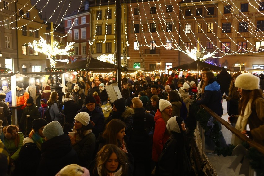 Lodowisko na Starym Mieście. Potężne kolejki do wejścia. Warszawiacy chcą "przywitać" iluminację na łyżwach