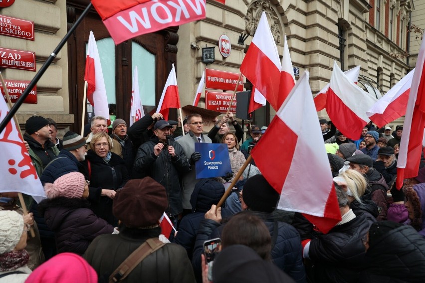 Kraków. Solidarność Małopolska protestowała przed Urzędem Wojewódzkim w Krakowie w obronie mediów 