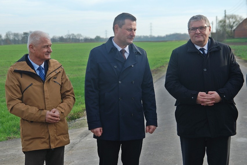 W gminie Wyrzysk przybyło asfaltowych dróg gminnych. Do użytku oddano odcinek w Klawku [ZOBACZ ZDJĘCIA]