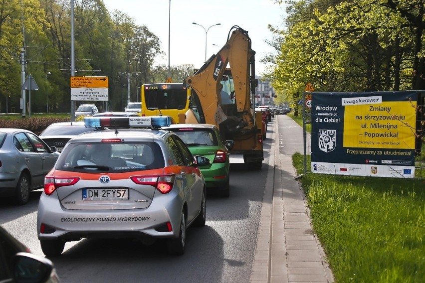Zaczął się horror drogowy na zachodzie Wrocławia. Wszystko przez remont skrzyżowania Milenijnej i Popowickiej