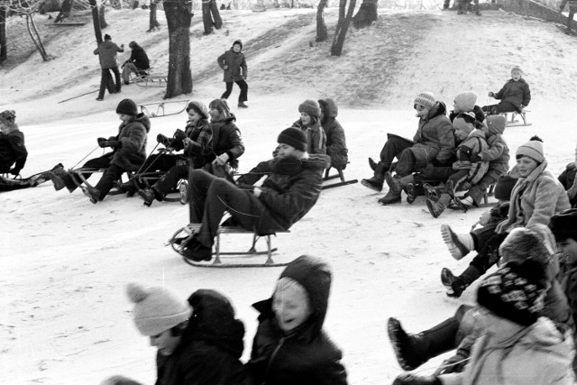 Zimowe zjazdy na sankach z górki przy Parku Strzeleckim oraz zabawy w ogródku jordanowskim w Tarnowie. Grudzień 1983