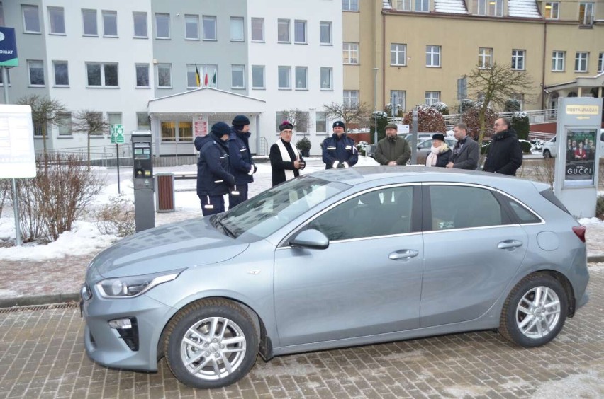 Funkcjonariusze z Komendy Powiatowej Policji w Kościerzynie otrzymali nowy nieoznakowany radiowóz marki Kia