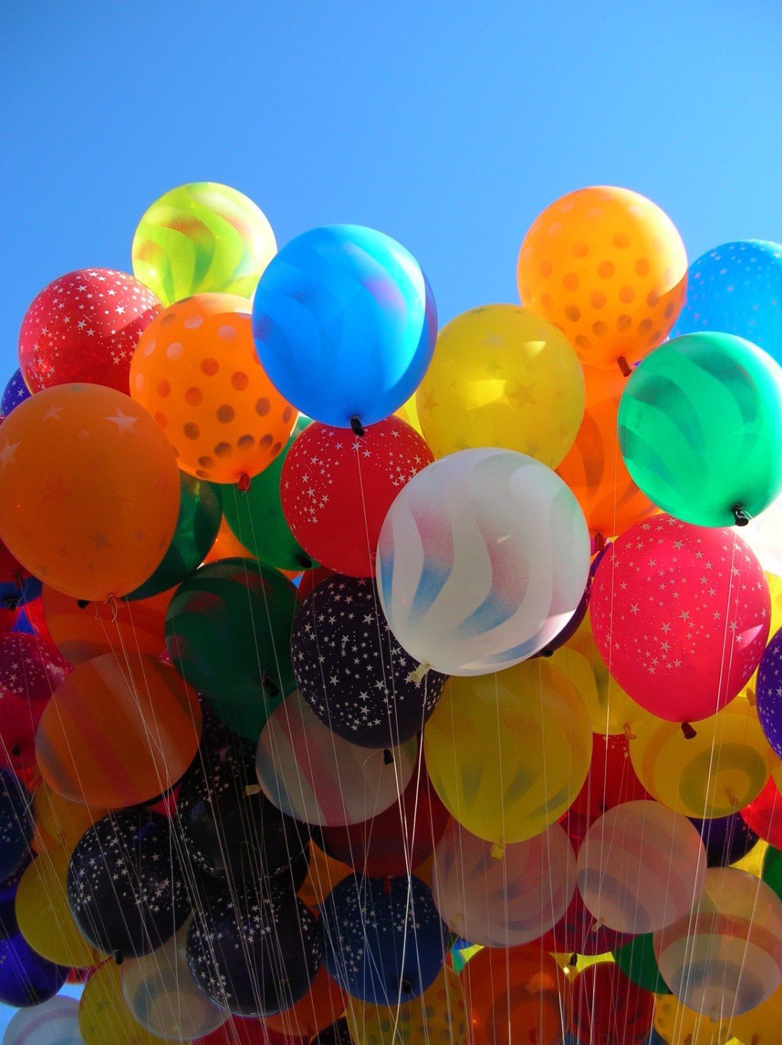 Krzesło ogrodowe i balony wystarczą, by wznieść się w powietrze. Udowodnił  to śmiałek z Kanady (wideo) | Nasze Miasto