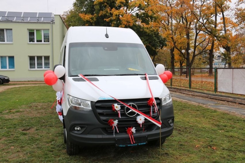 Biały bus dostosowany do wózków. SOSW ma nowy środek transportu dla swoich podopiecznych (zdjęcia)