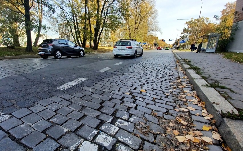 Odcinek między skrzyżowaniami z ul. Dyrekcyjną i Borowską...