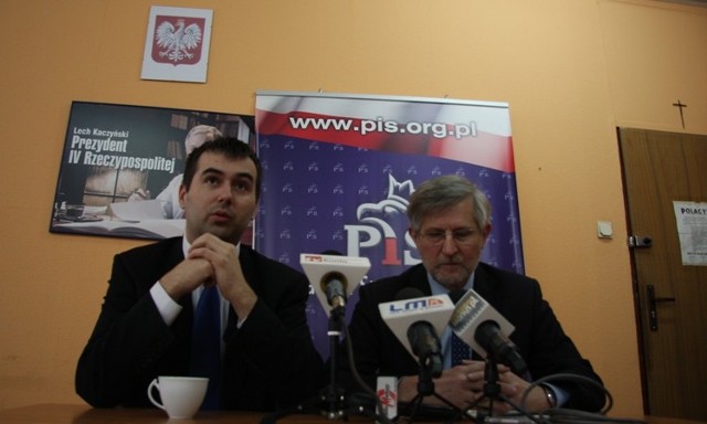 Zdaniem posła Czarneckiego (z prawej) rząd Donalda Tuska powinien ustąpić dla dobra kraju