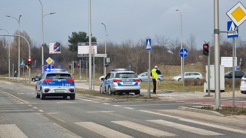 Na ruchliwym skrzyżowaniu w Kielcach zderzyły się dwa radiowozy. Jeden policjant w szpitalu