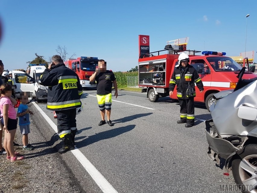 Na DK 45 w Jełowej zderzyły się trzy samochody. Jedna osoba...