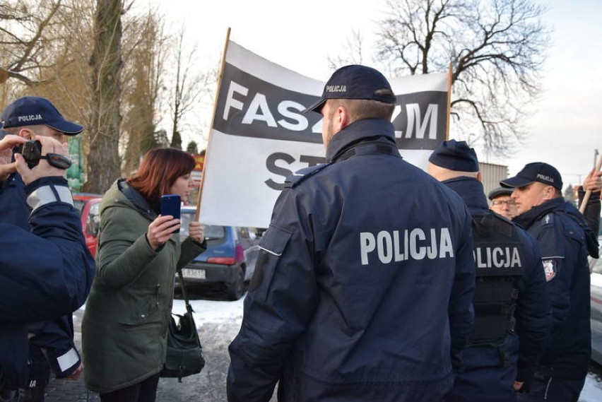 Na regulaminie miejskiego klubu sportowego naklejono treści...