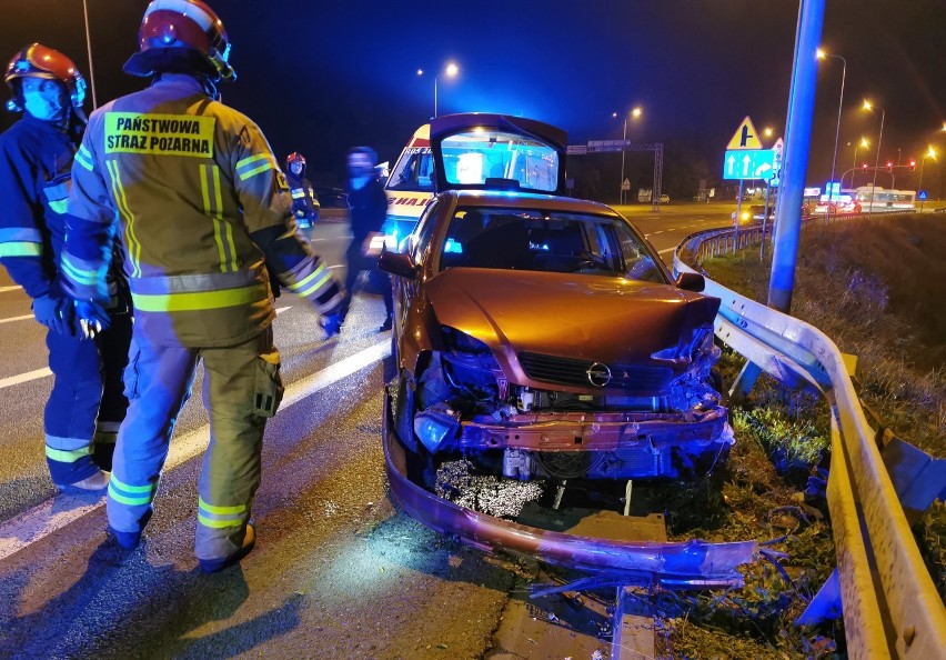 Wypadek w Przemyślu. Na al. Wolności kierujący oplem uderzył w bariery [ZDJĘCIA]