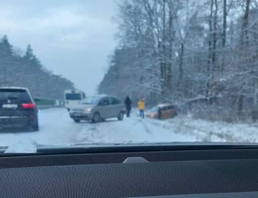 Zima zaskoczyła kierowców w Oleśnicy i okolicach. Uwaga na utrudnienia!