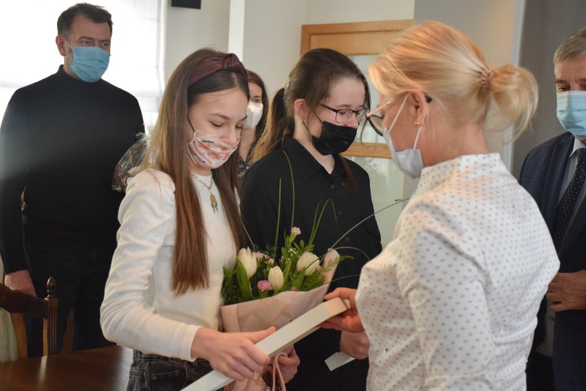 Julia i Gabrysia, wolontariuszki WOŚP odebrały gratulacje od burmistrza Obornik [ZDJĘCIA]