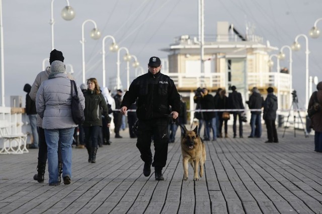 Aktualizacja godz. 16:03
Policja potwierdziła, że odnaleziona w szoku kobieta to matka dziewczynki, która utopiła się koło mola. Przesłuchiwany jest ojciec dziecka.

Przeczytaj także: Utonęła dziewczynka. Matka usłyszała zarzuty