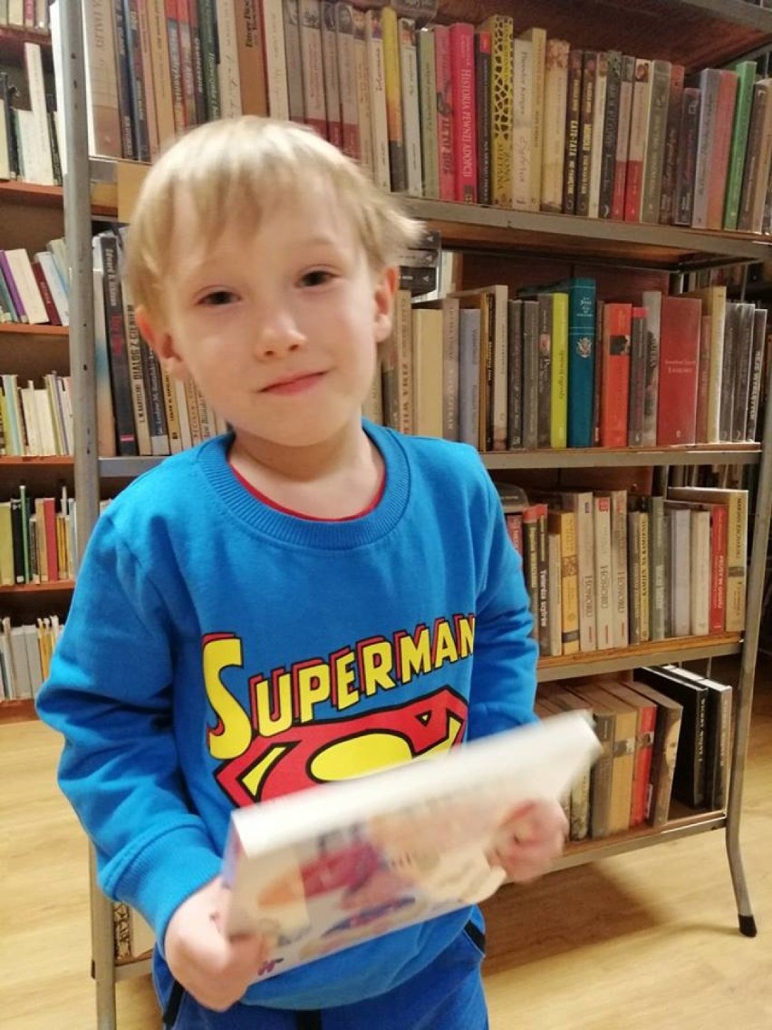 Biblioteka w Margoninie wręcza dzieciom "wyprawki czytelnicze" (ZDJĘCIA)