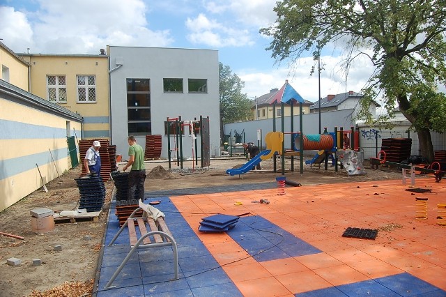 Letnie remonty szkół w Rumi: Przy SP6 powstanie plac zabaw podobny do tego, który znajduje się przy SP1