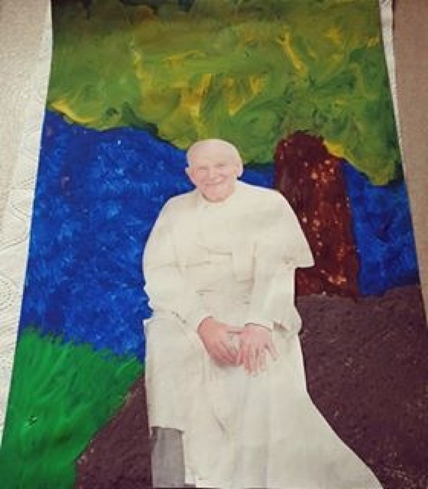 Kwileń. Uczniowie Szkoły Podstawowej z okazji 100. rocznicy urodzin Jana Pawła II przygotowali prace plastyczne i lapbooki
