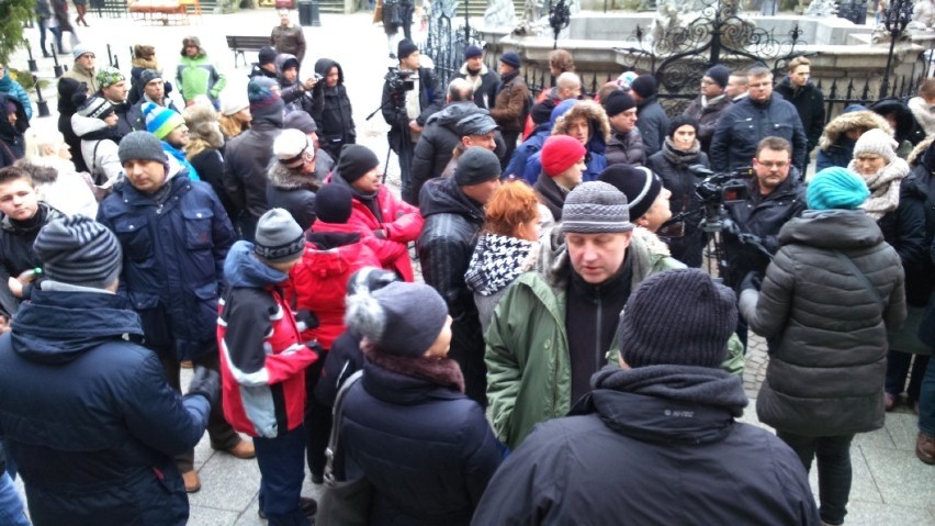 Gdańsk: Protest "frankowiczów" przed fontanną Neptuna [WIDEO, ZDJĘCIA]
