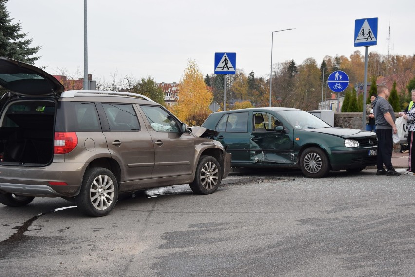 Miastko. Kolizja na skrzyżowaniu ulic Małopolskiej i Kaszubskiej (FOTO)