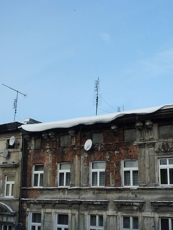 Wrocław: Niebezpieczny śnieg przy Jagiellończyka