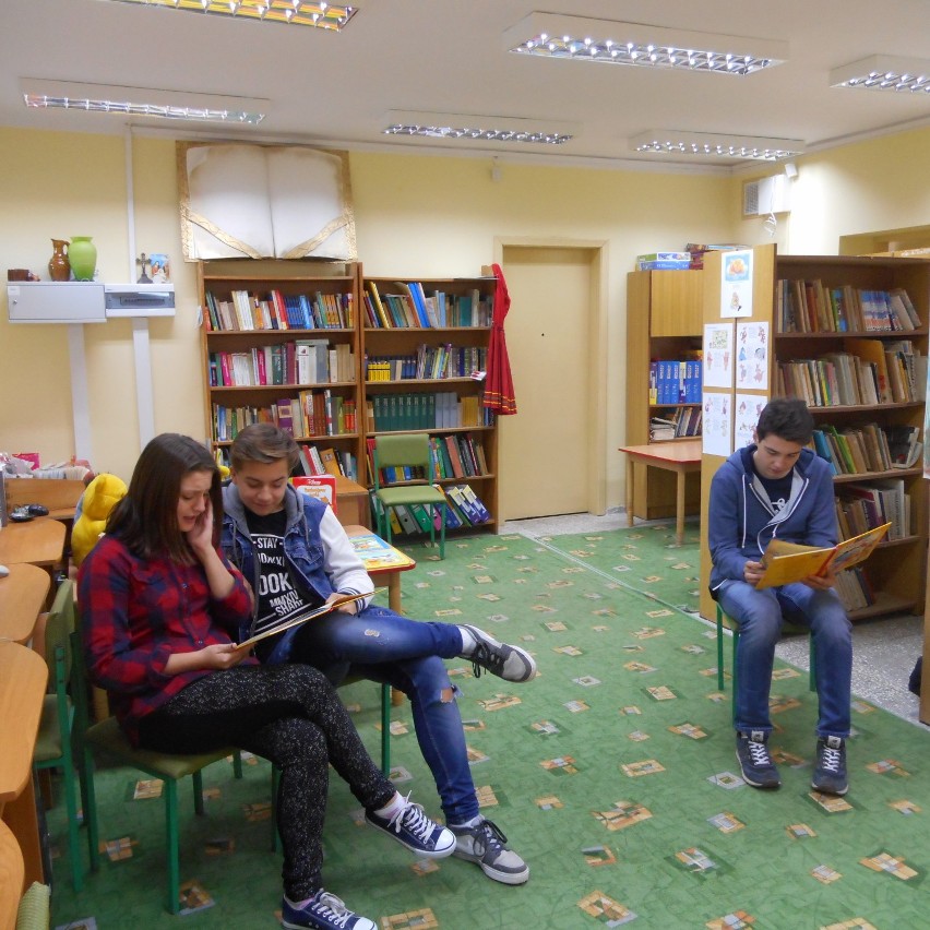 Konopnica: Gimnazjaliści czytają najmłodszym- Kubuś Puchatek w bibliotece 