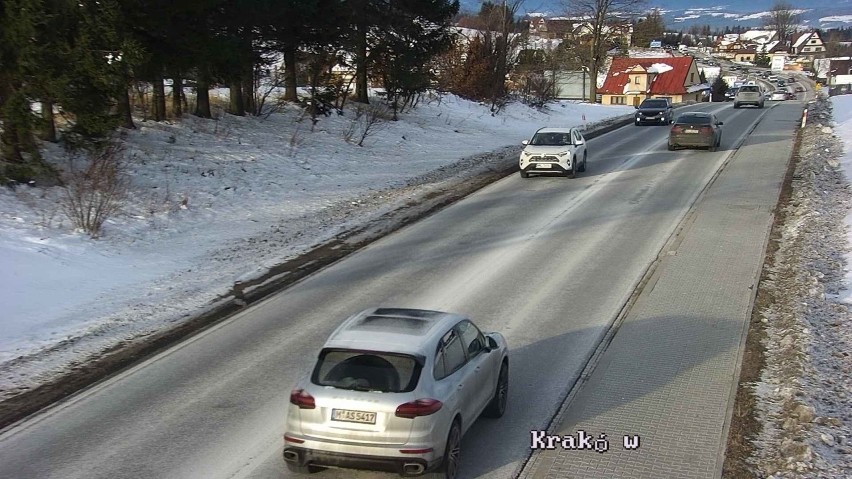 Podhale. Powroty z sylwestra. Coraz większy ruch na drodze wyjazdowej z Zakopanego [ZDJĘCIA] 