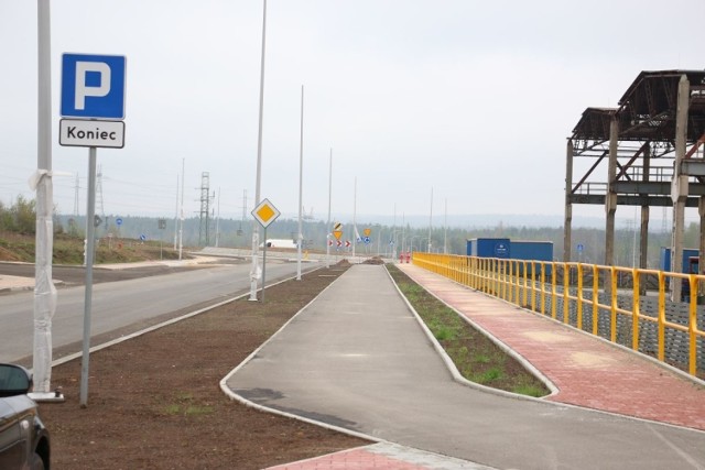 Gotowe są chodniki, ścieżka rowerowa a na trawnikach posiano już trawę. Kończą się prace przy montażu opraw oświetleniowych na latarniach.