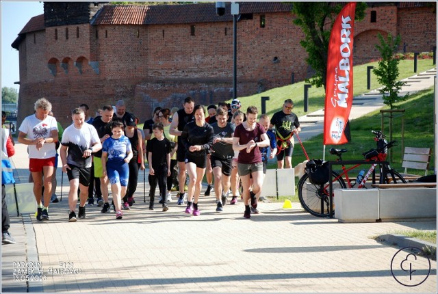 Start i meta malborskiego parkrunu znajdują się na bulwarze nad Nogatem u stóp Szkoły Łacińskiej.