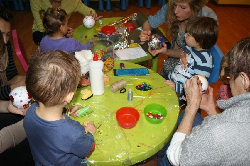 Wodzisław: Dzieci robiły bombki świąteczne