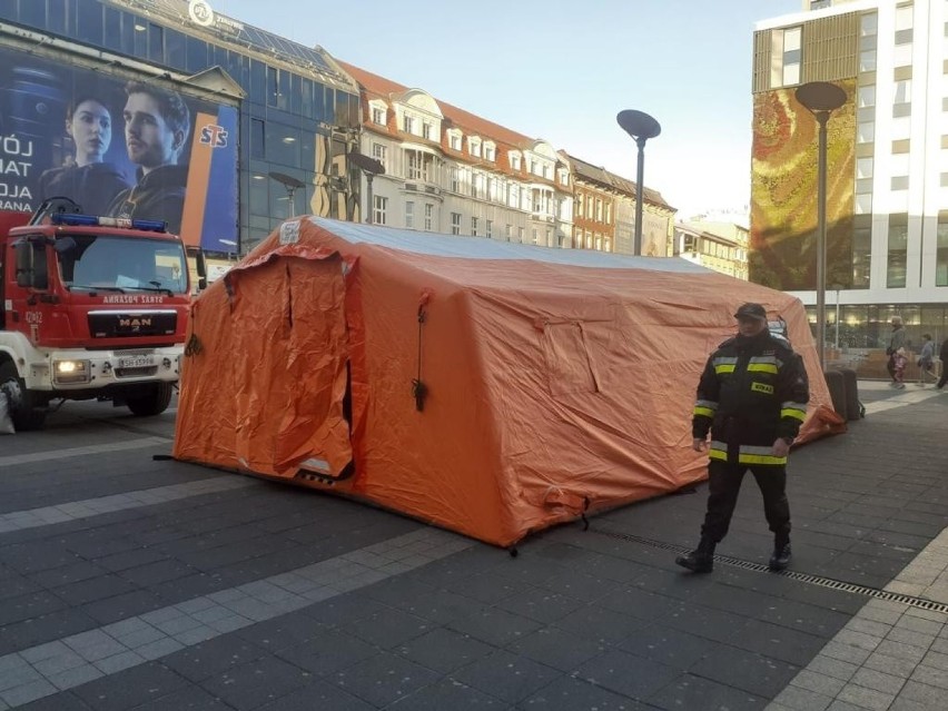 Przy dworcu PKP w Katowicach miasto postawiło całodobowe ogrzewane namioty. Mają posłużyć uchodźcom z Ukrainy 