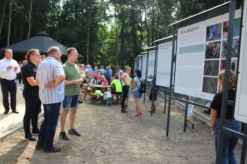 Wiata turystyczna w Osieku pod Pakosławiem oficjalnie otwarta. Znużeni drogą rowerzyści mają gdzie odpocząć przed dalszą wycieczką [ZDJĘCIA]