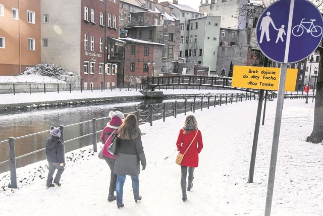 Na Wsypie Młyńskiej trudno odróżnić chodnik dla pieszych od ścieżki rowerowej. Właściwie nie da się tego zrobić, bo wszystko jest przysypane śniegiem