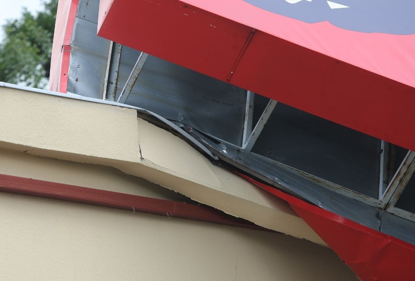 Na dach baru KFC w Gdyni runął słup reklamowy