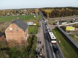 Mieszkańcy Grzybowa chcą wiaduktu nad przejazdem kolejowym w swojej dzielnicy. Napisali petycję [ZDJĘCIA]