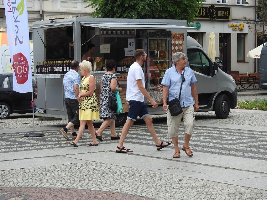 Augustów. Trwają targi Polska Smakuje. Wystawcy zaprezentowali swoje popisowe produkty