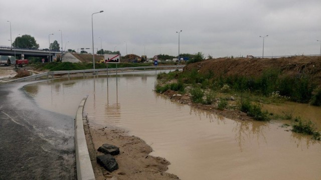 Ulewne deszcze, które w nocy z 28 na 29 czerwca przeszły nad Gorzowem, skutkowały zalanymi drogami, piwnicami i utrudnieniami w ruchu. Woda stoi na budowanym węźle przy trasie S3.

Ulewy na północy województwa w nocy ze środy na czwartek nie były tak ulewne, jak te na południu województwa, ale mimo tego spowodowały spore utrudnienia. Po raz kolejny zalane zostały m. in. ulice Walczaka, Bierzarina, czy Borowskiego. Po intensywnych opadach deszczu zalana została też ul. Górczyńska, a przy centrum handlowym Park 111 przewróciło się drzewo.

Najpoważniejsza sytuacja ma jednak miejsce na węźle przy S3. Zalana została część węzła Gorzów Północ. - Pod wodą jest odcinek, prowadzący w kierunku Zielonej Góry. Na miejscu są nasi pracownicy i strażacy. Trwa usuwanie wody. Węzeł cały czas jest w trakcie budowy, nie został jeszcze uruchomiony system odwodnienia, dlatego doszło do tej sytuacji. W przyszłości woda będzie odprowadzana na bieżąco i nie powinno dochodzić do takich sytuacji - mówi Anna Jakubowska, rzecznik prasowy zielonogórskiego oddziału GDDKiA. 

Zobacz też wideo: Ulewy przeszły przez południową część lubuskiego


Przeczytaj też:  Piwnica Kawon w Zielonej Górze zalana! Obie sale pod wodą [WIDEO, ZDJĘCIA] 

