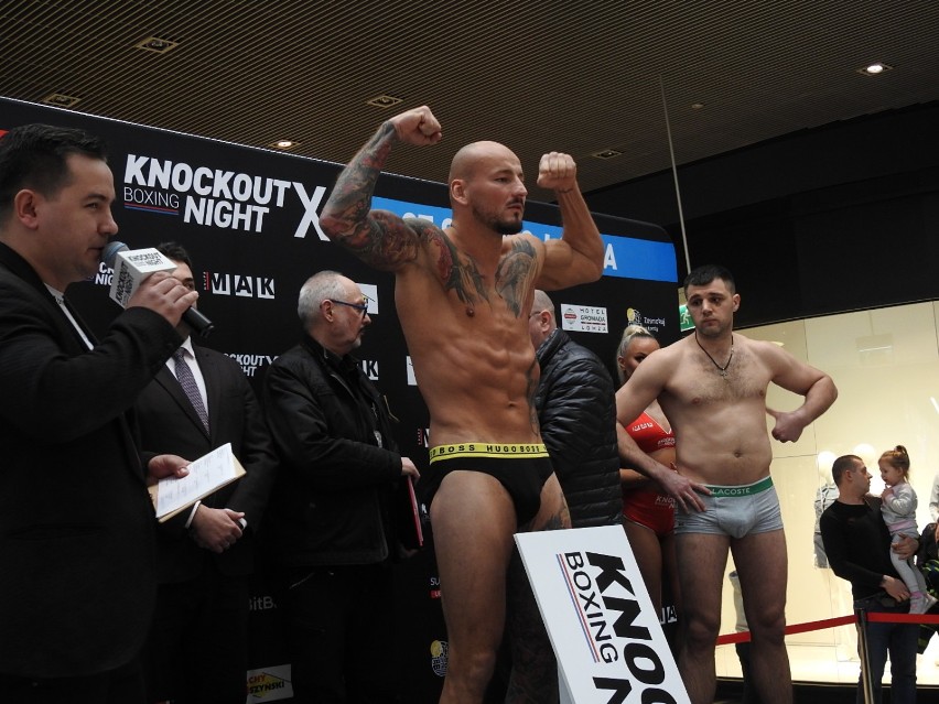 Knockout Boxing Night 10 w Łomży. Ceremonia ważenia w Galerii Veneda [zdjęcia]