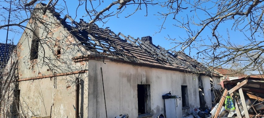 Wielki pożar strawił im dom. Małżeństwo z Opola mieszka w cieknącym kempingu