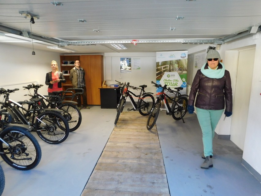 W Jedlinie-Zdroju otwarto dzisiaj (21 marca) bezpłatną wypożyczalnię rowerów elektrycznych