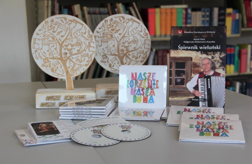 Powiatowa Biblioteka Publiczna w Wieluniu ma do rozdania płyty dla czytelników i fanów pieśni ludowych w nowych aranżacjach ZDJĘCIA