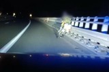 Policjanci patrolują S3, aż tu nagle rowerzysta! Zaskoczony wpadł na barierki | FILM